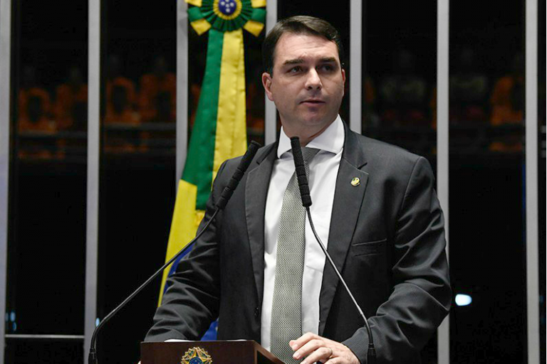 Flávio Bolsonaro volta atrás em projeto de lei
