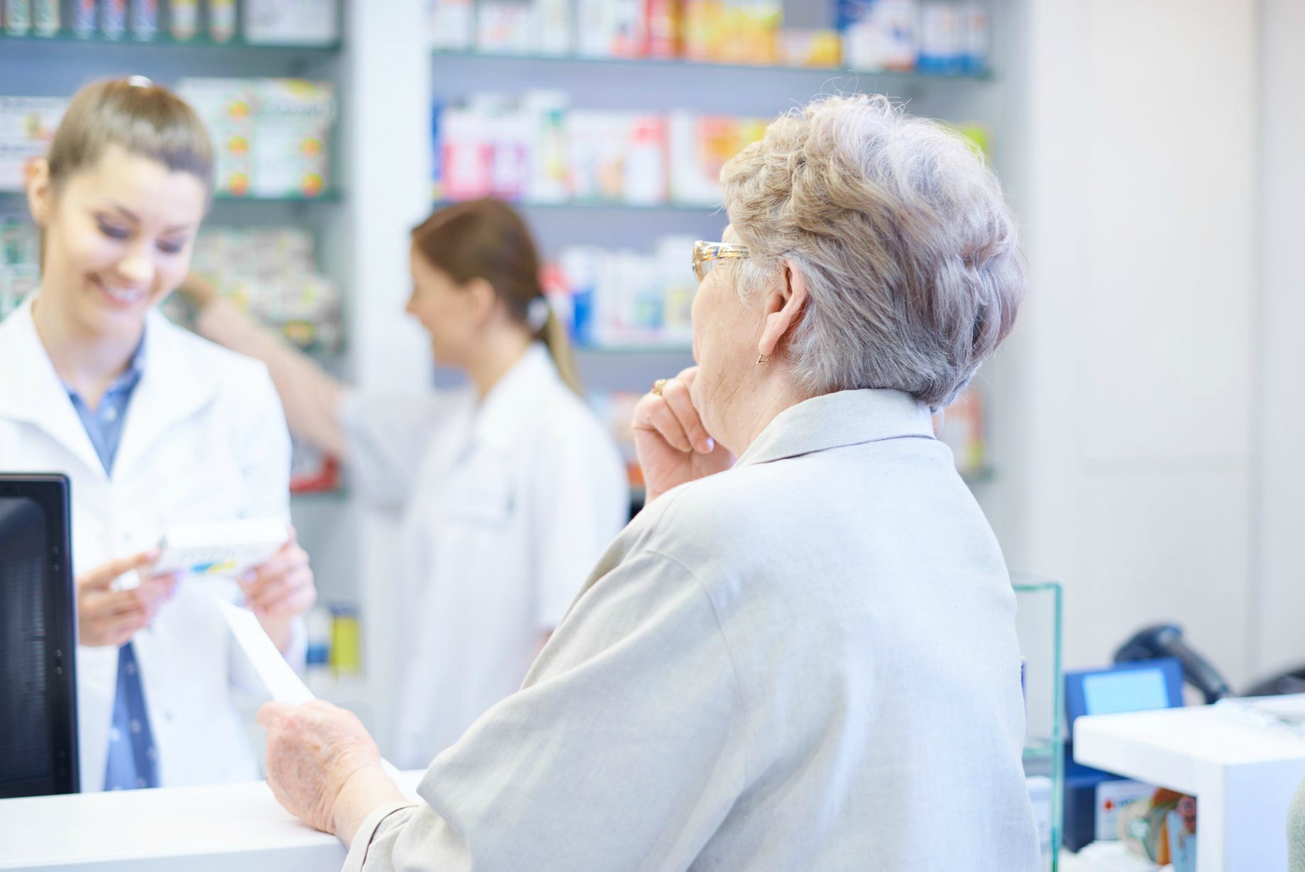 Idosos e deficientes físicos poderão ter horários especial em farmácias