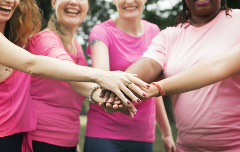 Mulheres lutam contra câncer de mama