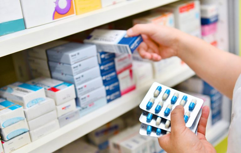 Farmácias que vendem medicamentos falsificados terão licença cassada