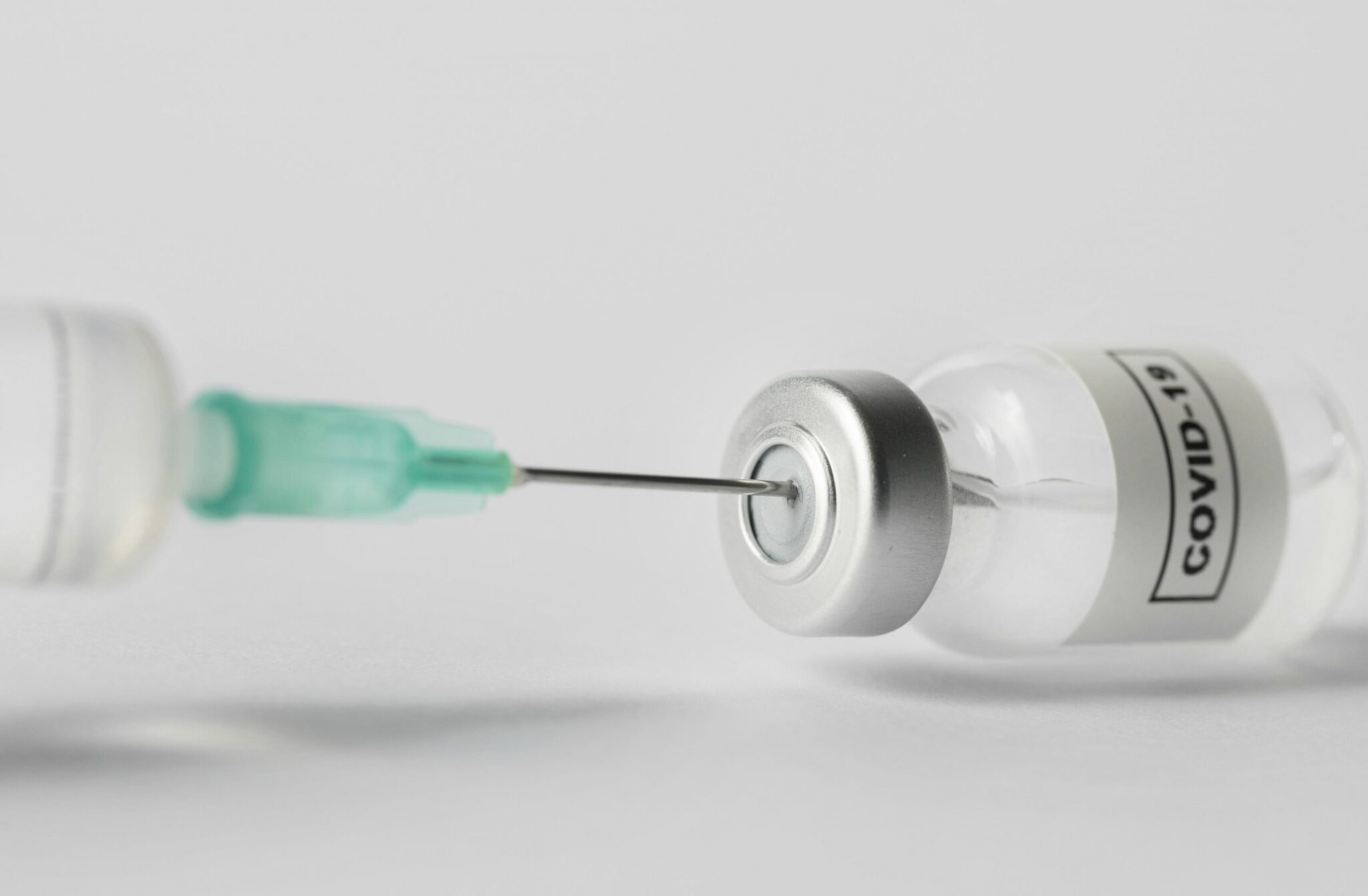 Moderna anuncia vacina mais potente contra variante ômicron da Covid-19
