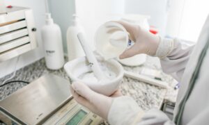 Farmácias magistrais têm aumento na demanda por causa da falta de medicamentos básicos