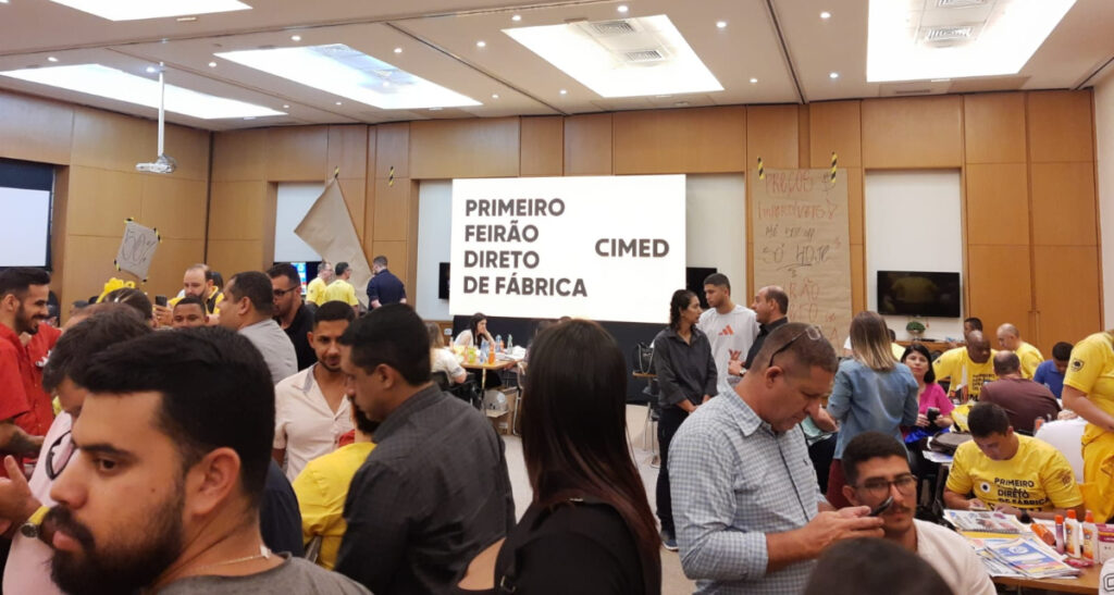 Foto: Representantes de diversas empresas aproveitando as ofertas