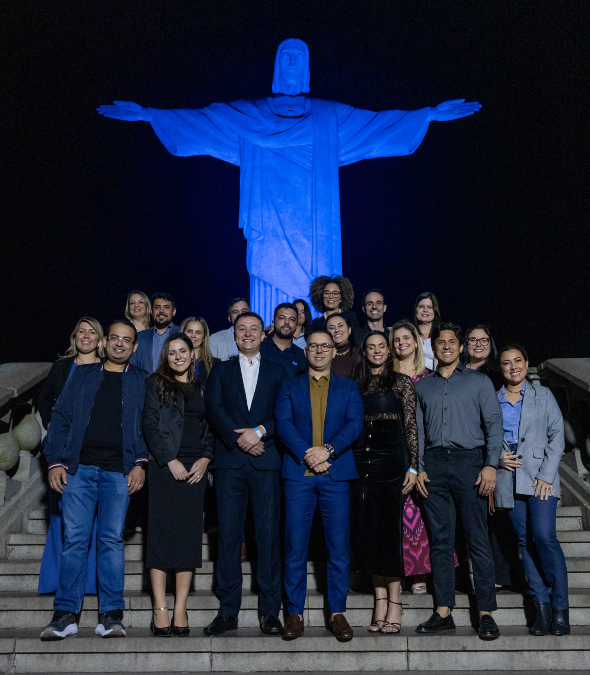EMS celebra os 26 anos dos genéricos com iluminação do Cristo Redentor