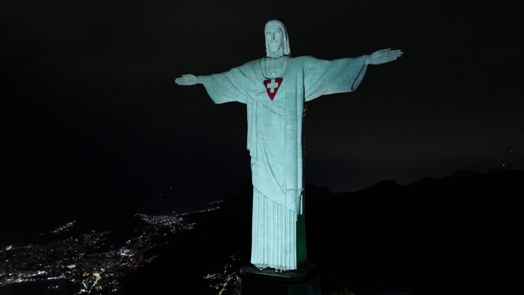 Coração do Cristo Redentor pulsa com a marca da Drogaria Venancio