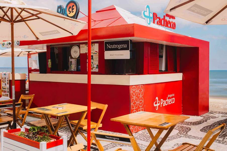 Drogarias Pacheco e Neutrogena transformam quiosque no Rio de Janeiro