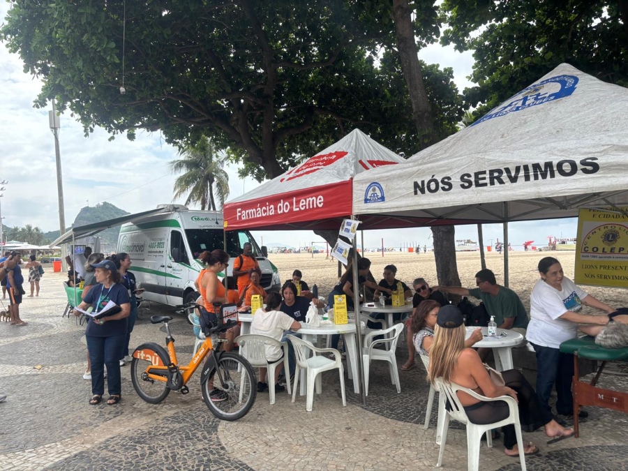 Farmácia do Leme realiza feira de saúde na orla de Copacabana