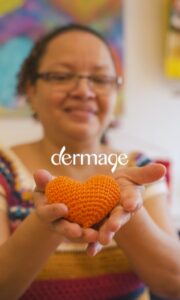 Dermage celebra o Mês da Mulher com iniciativa que apoia artesãs da Rocinha